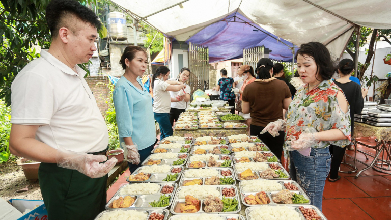 “Ấm lòng” những suất cơm miễn phí của người dân phục vụ các sĩ tử mùa thi