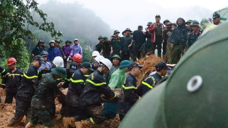 Vụ sạt lở đất vùi lấp xe khách: Phó Bí thư Thường trực Tỉnh uỷ Hà Giang yêu cầu chạy đua để cứu nạn