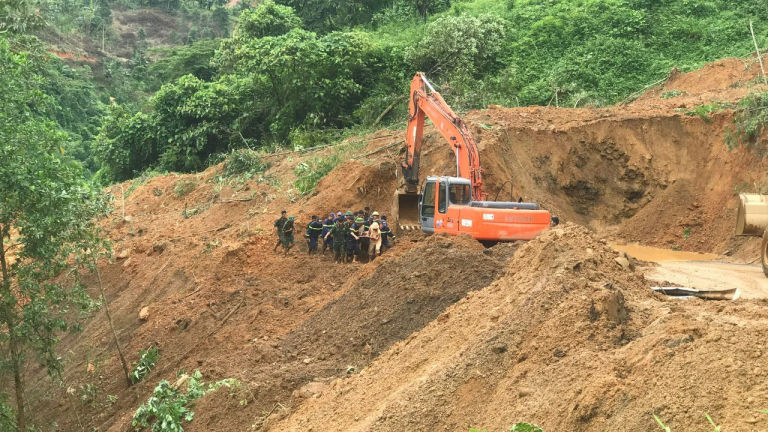 Sạt lở đất vùi lấp xe khách ở Hà Giang, tìm thấy thêm thi thể tại hiện trường xác định 11 người tử vong
