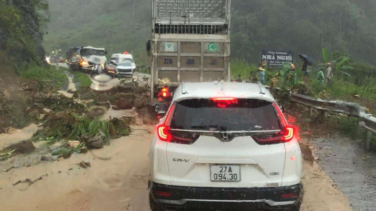Huyện Vân Hồ (Sơn La) mưa lớn do ảnh hưởng bão số 2, giao thông tiềm ẩn nhiều nguy hiểm