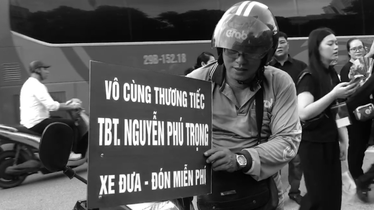 Người dân Thủ đô tình nguyện phát nước, chở xe 'ôm' miễn phí cho đồng bào đến viếng Tổng Bí thư Nguyễn Phú Trọng