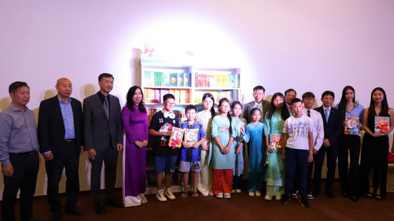 Khai trương Tủ sách tiếng Việt phục vụ cộng đồng người Việt Nam tại Cộng hoà Séc
