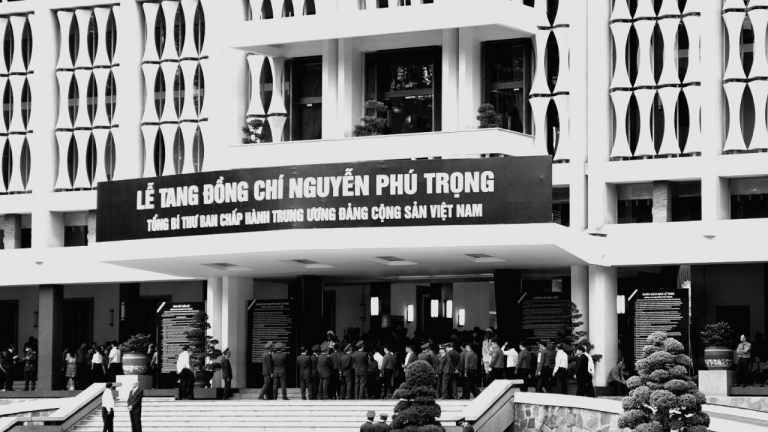 Từ sáng sớm, hàng ngàn người đã đến Hội trường Thống Nhất chờ vào viếng Tổng Bí thư Nguyễn Phú Trọng 
