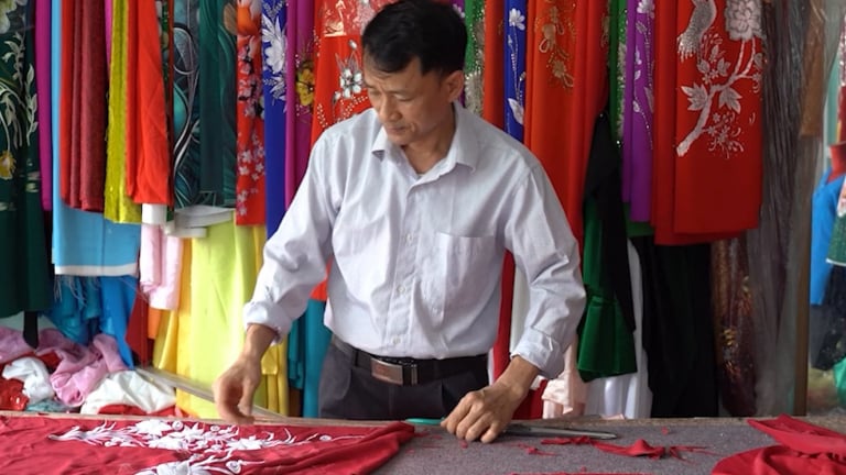 Độc đáo đàn ông may áo dài ở ngôi làng hơn ngàn năm tuổi giữa thủ đô        