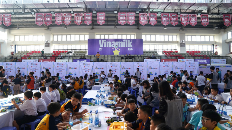 Các thí sinh ROBOTACON WRO 2024 cùng Vinamilk trở thành “Đồng minh Trái đất”