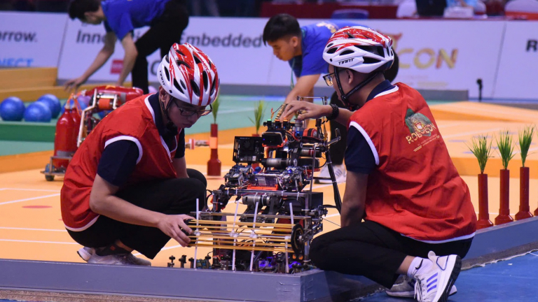 Hồi hộp xem robot tranh tài trồng lúa tại Quảng Ninh
