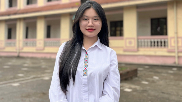Nữ sinh con nhà nông trúng tuyển 3 trường đại học top đầu, đi thi toàn 'giật' giải Nhất, Nhì