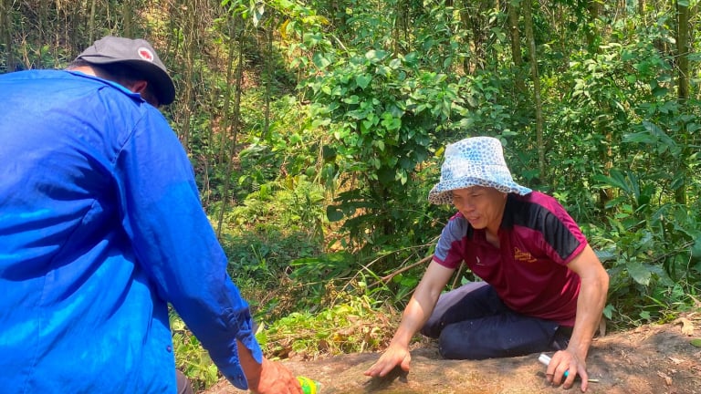 Phát lộ bia ký Champa bí ẩn nơi thượng nguồn sông Thu Bồn ở Quảng Nam, nơi la liệt tảng đá núi lửa kỳ dị