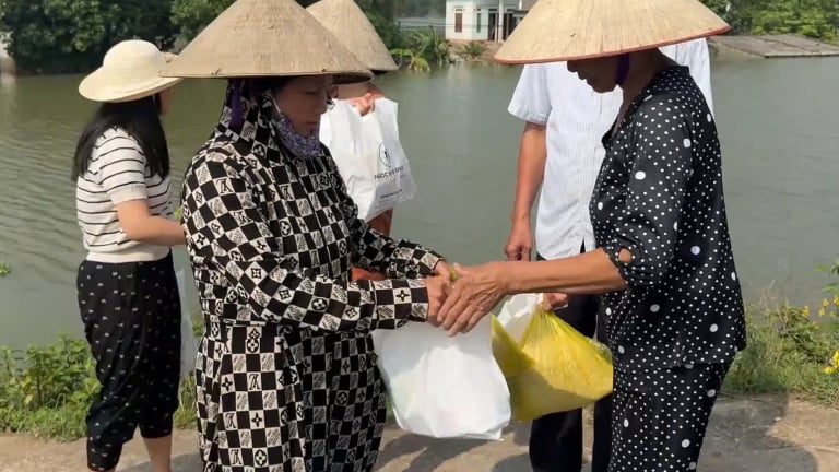 Ấp áp tình làng nghĩa xóm nơi rốn lũ Thanh Liêm, Hà Nam