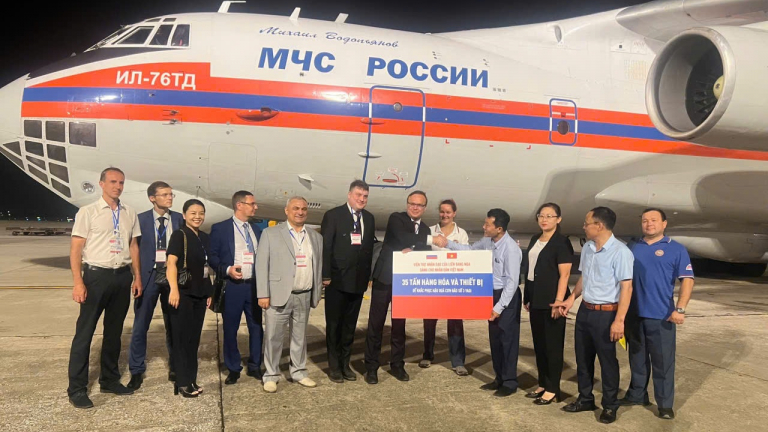 Chuyên cơ chở hàng viện trợ của Nga giúp khắc phục hậu quả bão Yagi tới Hà Nội