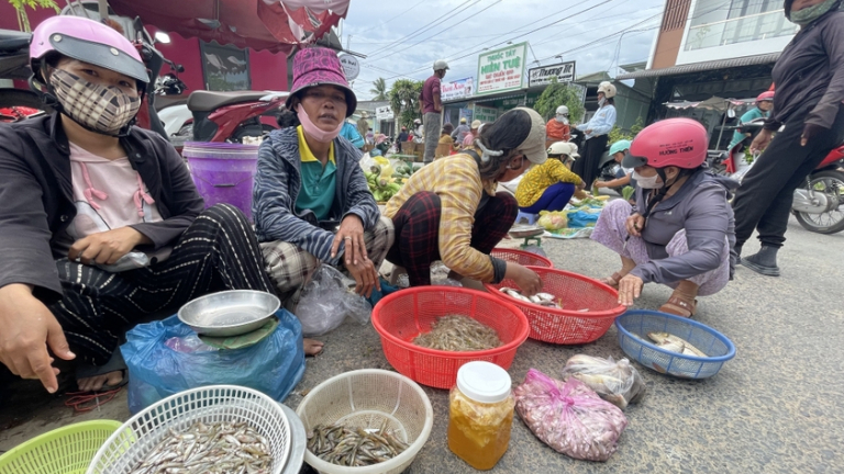 Chợ chiều ở một nơi của Gia Lai, chiều ra thấy bán la liệt đặc sản, rau rừng, ăn ngon mà giá lại 'hạt dẻ'