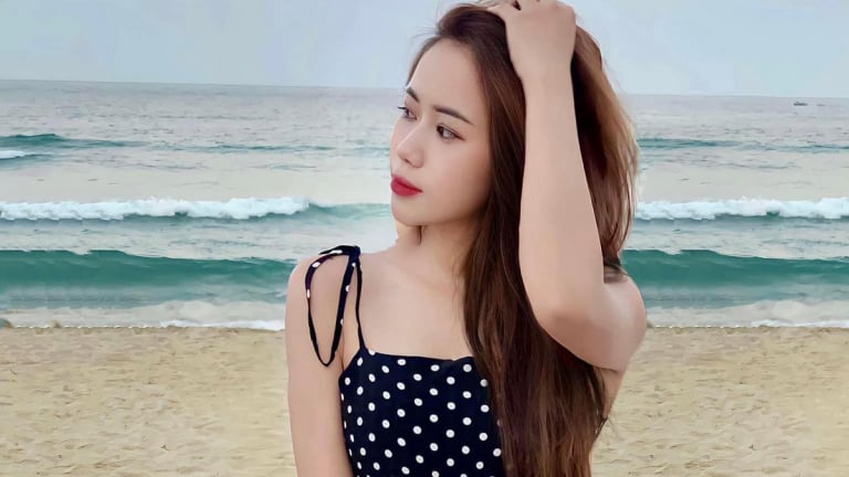 Nàng WAGs xinh đẹp khiến sao trẻ Hà Nội FC “vượt” 1.700km