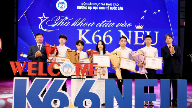 Lộ diện 5 thủ khoa đầu vào Trường Đại học Kinh tế Quốc dân 2024 có thành tích “khủng”