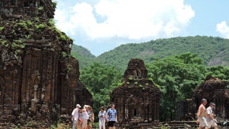 Vùng đất này ở Quảng Nam có các tháp cổ Champa huyền bí, ẩn hiện trong lớp lớp tán rừng xanh