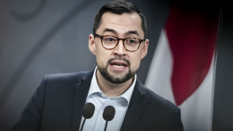 Thủ tướng Greenland ra tuyên bố đanh thép về việc ông Trump có thể sử dụng vũ lực kiểm soát đảo