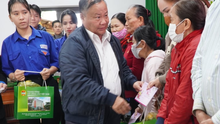 Phó Chủ tịch Trung ương Hội Nông dân Việt Nam Đinh Khắc Đính trao quà Tết cho người nghèo tại Huế
