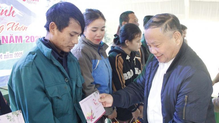 Trung ương Hội Nông dân Việt Nam trao quà Tết cho hội viên nghèo ở Quảng Trị