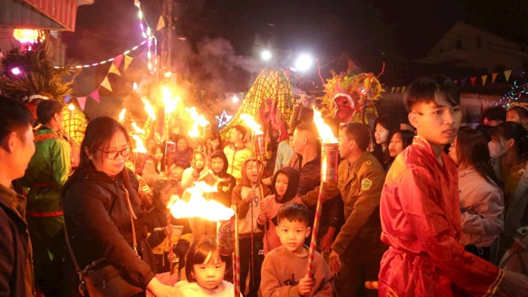 Ở Nam Định có một làng cổ với tục 'xông đền, xông điện, xông nhà thờ họ, xông nhà'