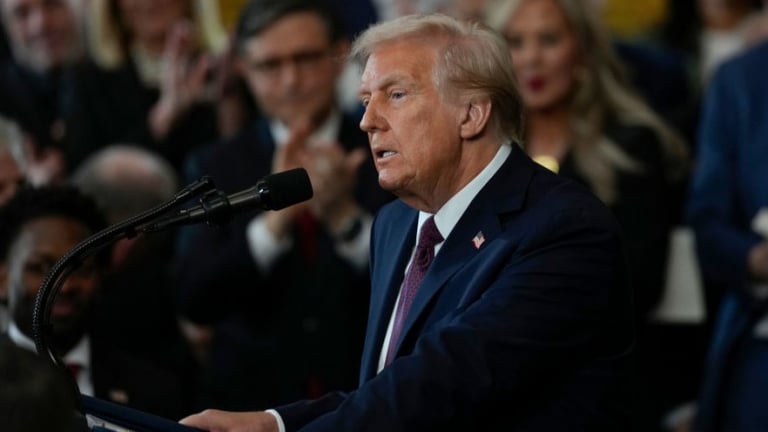 Tổng thống Mỹ Donald Trump: Chỉ có hai giới tính, lá cờ trên sao Hỏa và không còn chiến tranh nữa