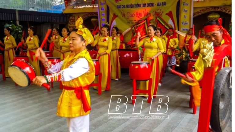 Một nơi ở Thái Bình sao dân làng này mặc trang phục, dùng nhã nhạc đậm chất cung đình Champa ở đàng trong