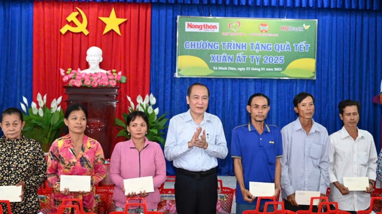 Phó Chủ tịch Thường trực Hội Nông dân Việt Nam Phan Như Nguyện tặng 300 suất quà Tết tại Bạc Liêu