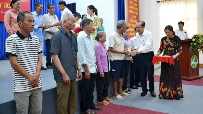 Trung ương Hội Nông dân Việt Nam trao 200 suất quà Tết cho hội viên nông dân ở Cà Mau