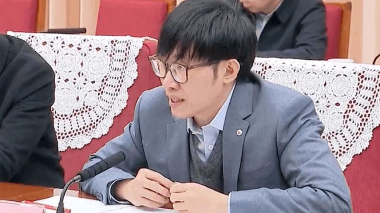Lương Văn Phong, người đàn ông đứng sau DeepSeek, một 'gã mọt sách' với kiểu tóc kỳ lạ