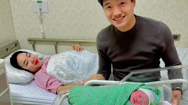 Cựu thủ môn U23 Việt Nam Phí Minh Long nhận quà to đúng ngày sinh nhật