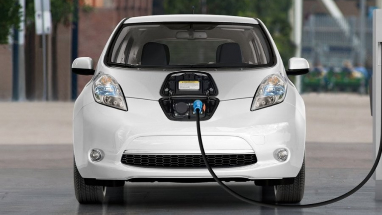 Đề xuất miễn lệ phí trước bạ với xe ô tô điện đến 2027