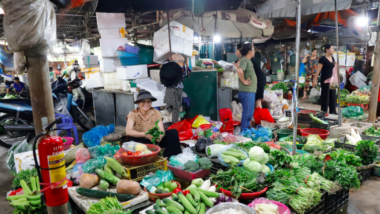 Sức mua tại chợ dân sinh bị Tiktok, Facebook áp đảo