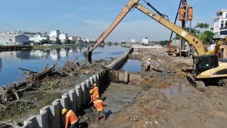 Người dân ngóng dự án cải tạo kênh ô nhiễm chảy qua 7 quận huyện sớm hoàn thành