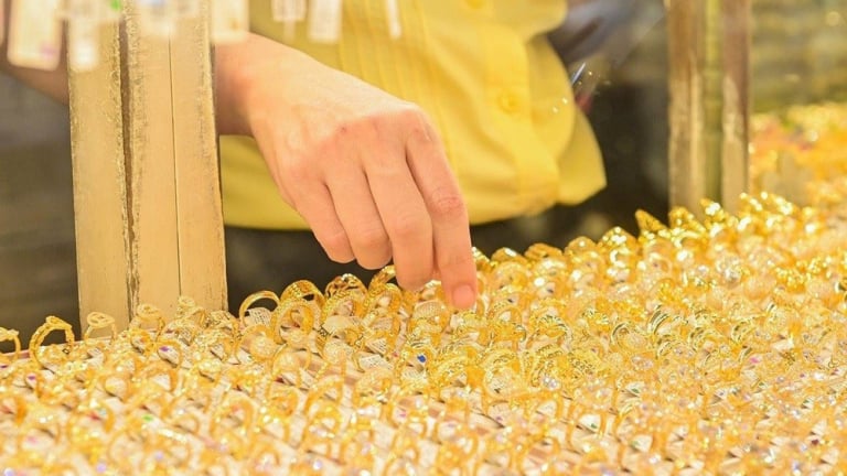 Nhiều tin tức trái chiều, giá vàng 'bốc hơi' chóng mặt