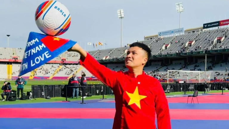 Đỗ Kim Phúc mang không khí Tết đến sân vận động của Barcelona