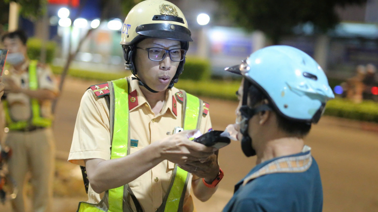Nghe CSGT đọc mức phạt, nhiều tài xế vi phạm nồng độ cồn bỏ xe máy, rời đi không ký biên bản