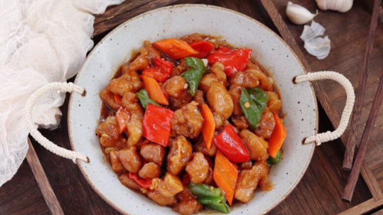 Thịt rang mãi cũng chán, đem sốt chua ngọt thế này được món trôi cơm bất ngờ, ăn đã cả miệng