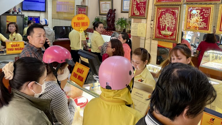 Giá vàng tăng sốc 94 triệu đồng/lượng, các tiệm vàng tung chiêu gom vàng từ người dân