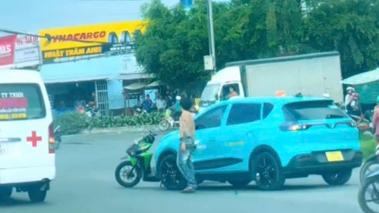 Công an xử lý người đàn ông cầm dao chặn xe trên đường ở Bình Chánh