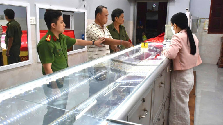 TIN NÓNG 24 GIỜ QUA: 'Thông chốt' tông CSGT rồi bỏ chạy; bắt giữ kẻ vào tiệm vàng giật nhẫn, lắc vàng