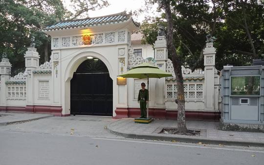 Đại sứ quán Trung Quốc cảm kích trước sự tận tình của Phòng CSGT Hà Nội khi đi đổi giấy phép lái xe