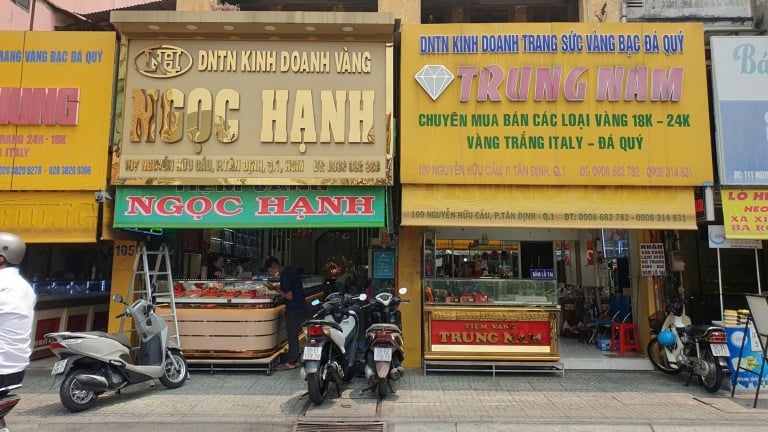 Cảnh tượng lạ lùng ở các tiệm vàng Sài Gòn ngày giá vàng tiến sát 97 triệu đồng/lượng