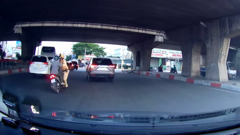 Vi phạm nồng độ cồn ở mức 'kịch khung', người đàn ông lao xe máy vào chân CSGT 