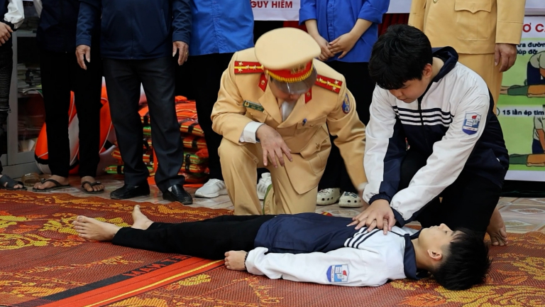 Đây là những kỹ năng 'sống còn' mà CSGT Hà Nội vừa truyền dạy cho học sinh sống cạnh sông Hồng
