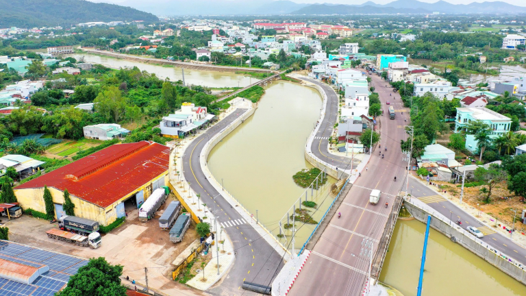 Ám ảnh thảm cảnh dân 'chạy' lũ leo ngọn cây, nóc nhà kêu cứu của Bí thư Bình Định và kỳ tích ở sông Dinh