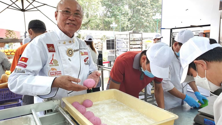Gặp “vua bánh mì”, xem ông tự tay làm món đặc biệt mà nhiều người rất mê