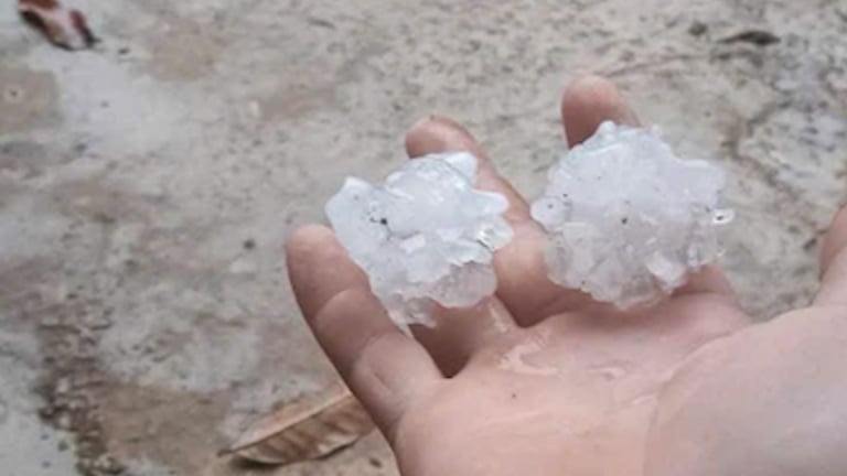 Xuất hiện mưa đá ở Thuận Châu, Sơn La, nhiều nhà dân bị thủng, tốc mái