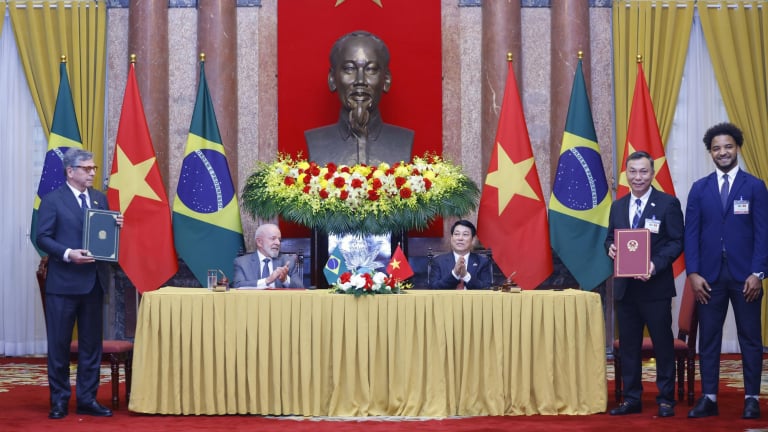 Tiền đạo Nguyễn Xuân Son có mặt trong cuộc gặp giữa Chủ tịch nước Lương Cường và Tổng thống Brazil