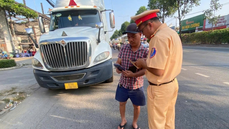 CSGT trích xuất dữ liệu từ thiết bị giám sát hành trình, thiết bị ghi nhận hình ảnh để xử lý tài xế