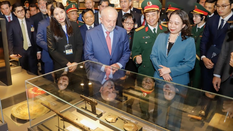 Hình ảnh Tổng thống Brazil Luiz Inácio Lula da Silva tham quan Bảo tàng Lịch sử Quân sự Việt Nam