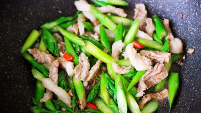 Rau này mệnh danh là 'rau hoàng đế', giá 150.000 đồng/kg, ăn vào cực bổ, đem xào thịt lợn được món tốn cơm mỗi ngày