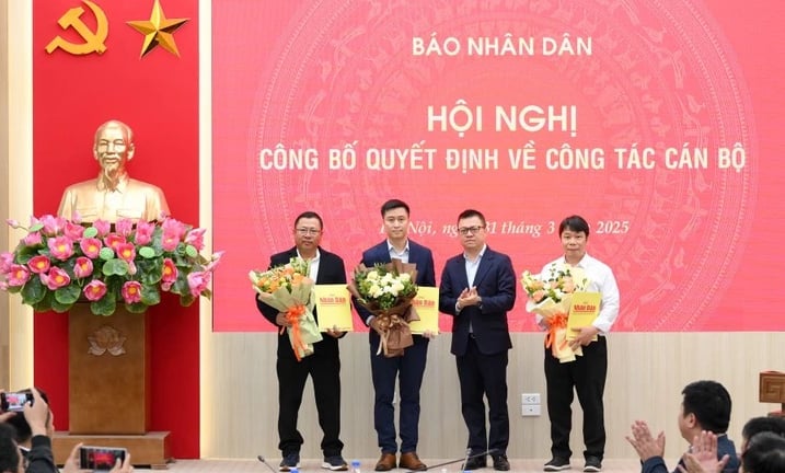 Báo Nhân Dân bổ nhiệm, tái bổ nhiệm 3 cán bộ, trao quyết định cho 27 cán bộ nghỉ hưu sớm, thôi việc
